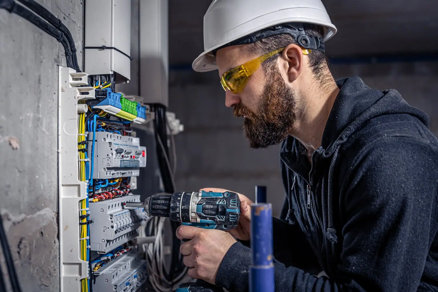 Jak znaleźć sprawdzonego elektryka w mieście